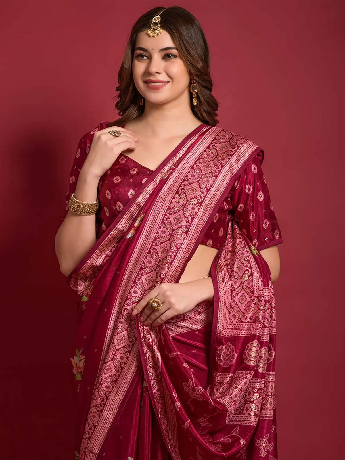 Odette Women Pink Silk Blend Saree With Blouse Piece